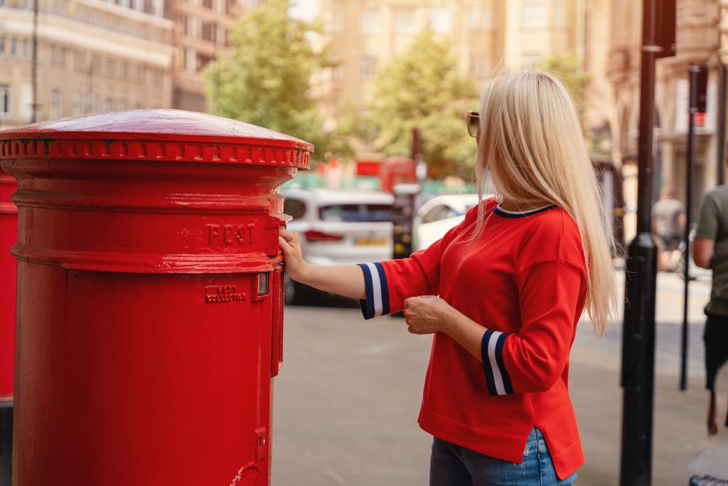 Comparing DPD vs Royal Mail for UK Shipping